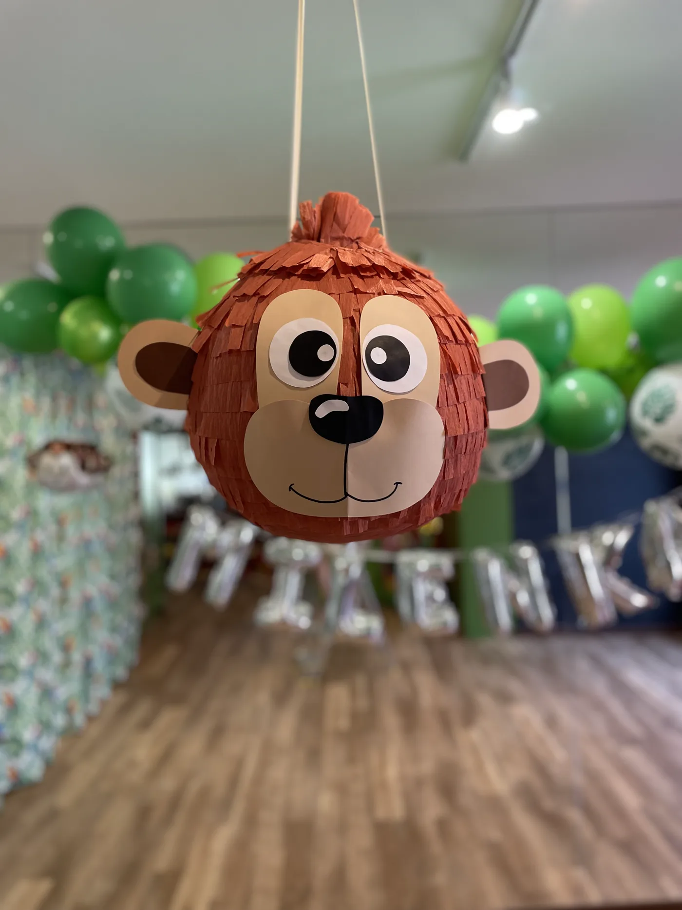 Piniata w kształcie małpki i balony urodzinowe